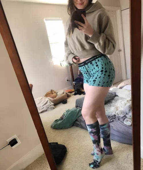 just cozy in my messy room this mornin ๐