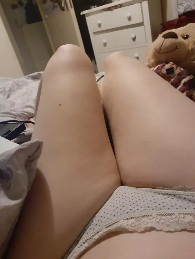 Just cozy'ing up for Christmas 💖 [F]