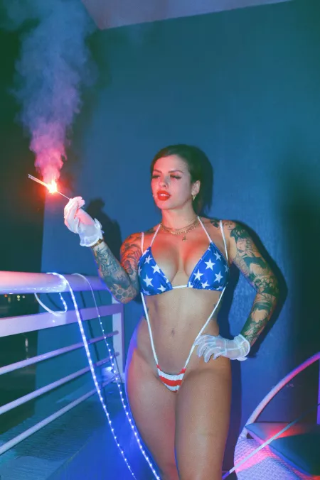 Just did a shoot where I fuck my ass with a bomb pop dildo for my website (which was pretty fat) itβs almost July 4th!! ALSO, just did a shoot with Daizah Morgan (octobooty) you heard it here first ~~