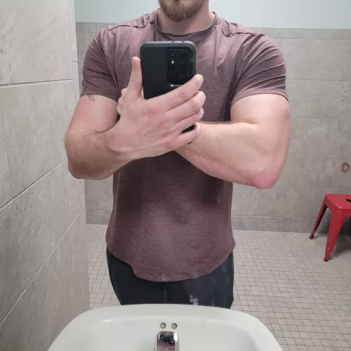 Just discovered this sub. I should train forearms more 😅 Just discovered this sub. I should train forearms more 😅