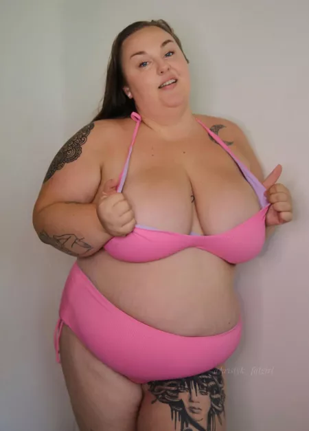 Just enjoying this pink bikini! ?
