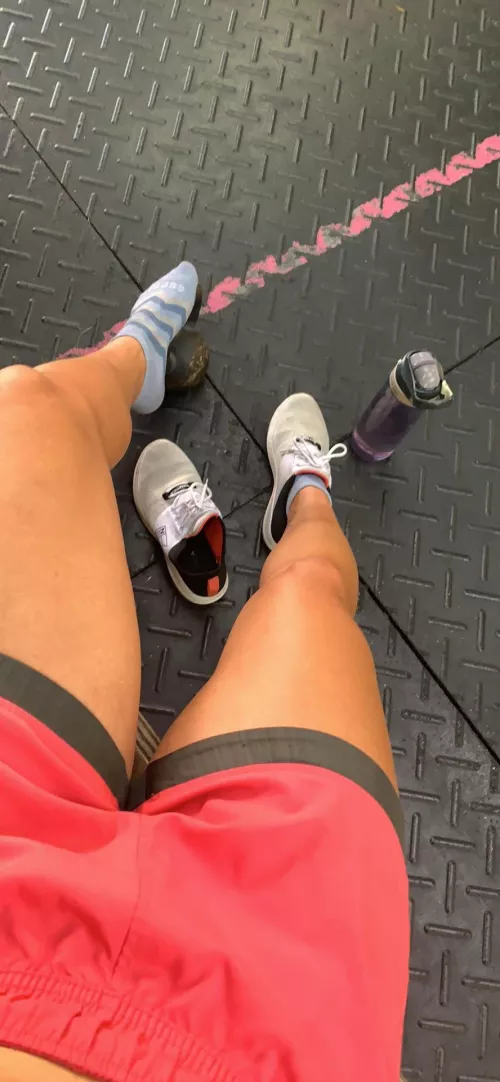 Just finished my CrossFit workout 💦 Please massage my feet 🦶
