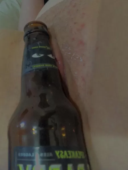 just fucked this pink pussy now.this bottle makes me dripping cum π₯΅