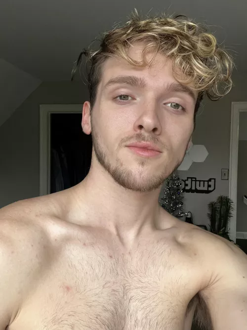 just getting up😅 good morning 💚 what’re we playing today?