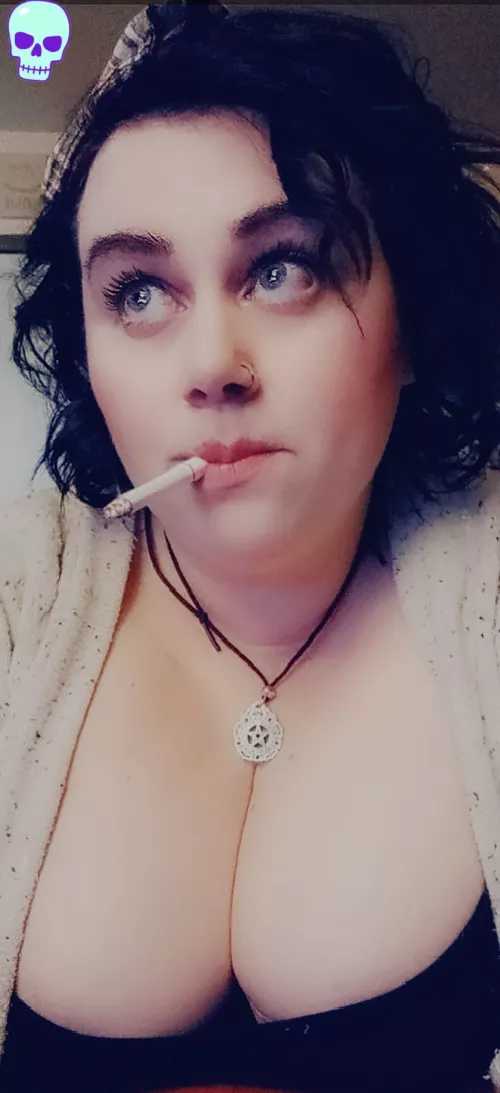 Just having a smoke and thinking about how I hadnt posted in a bit😘