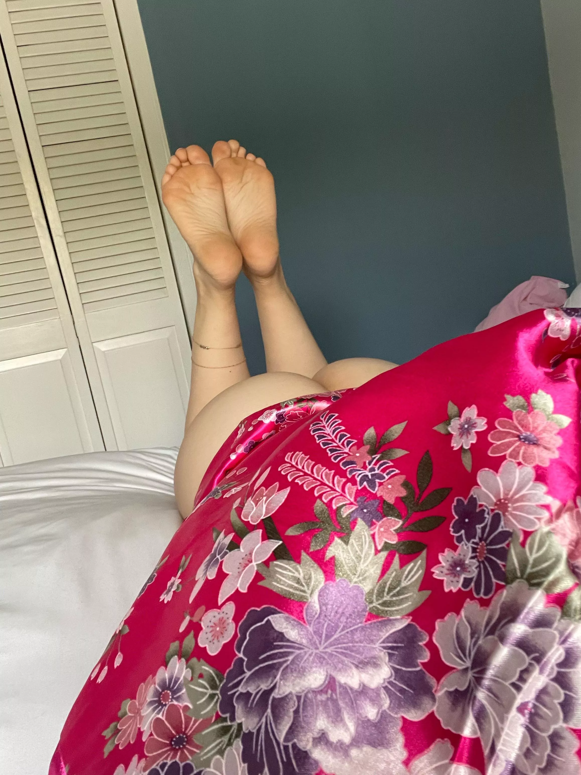 Just laying here waiting on someone to come worship my feet Just laying here waiting on someone to come worship my feet