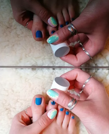 Just me putting on one of my favorite colors of nailpolish ? and I also filmed it ?