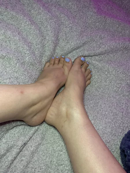 just rubbed baby oil into my pretty little feet π just rubbed baby oil into my pretty little feet π
