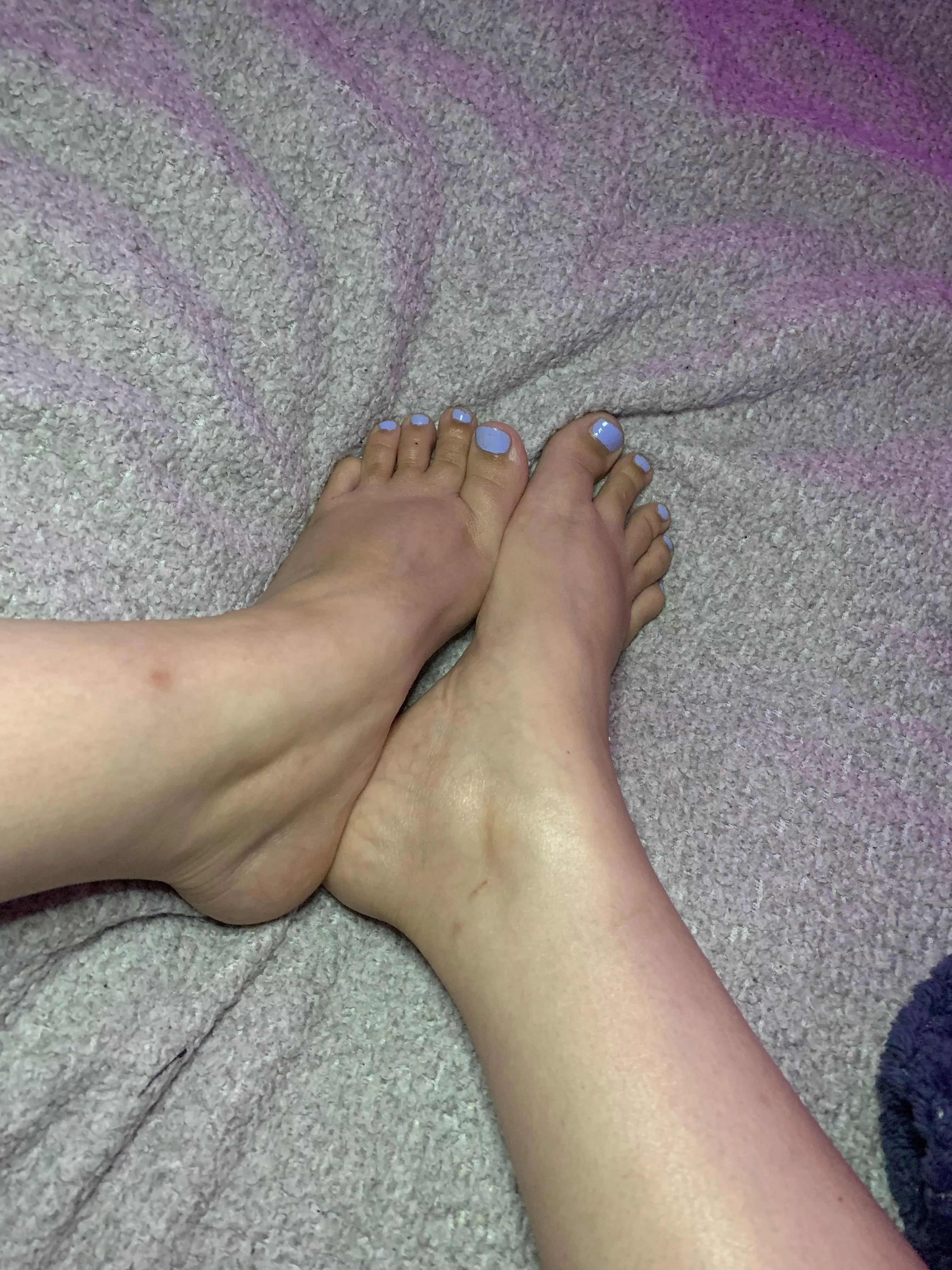 just rubbed baby oil into my pretty little feet π just rubbed baby oil into my pretty little feet π