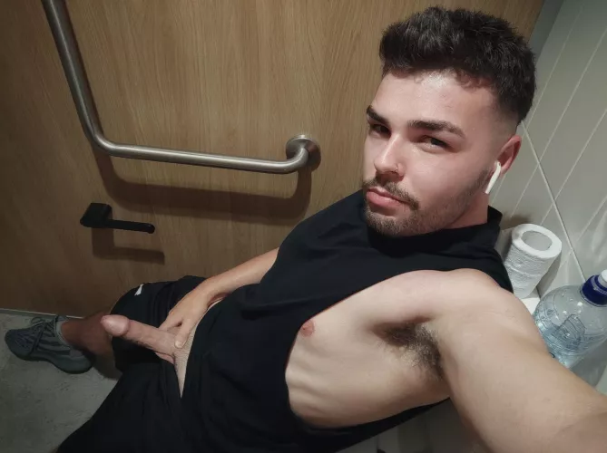Just waiting in the gym toilets ...😈
