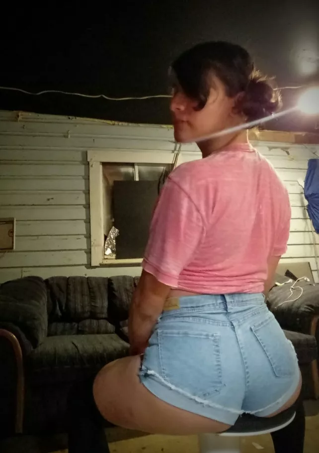 Just wanna get clapped... someone needs to come make me feel some good kinda pleasurable feelings yah?