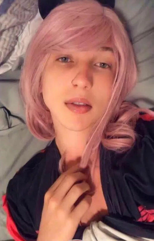 Just want someone to kiss me... Just want someone to kiss me...