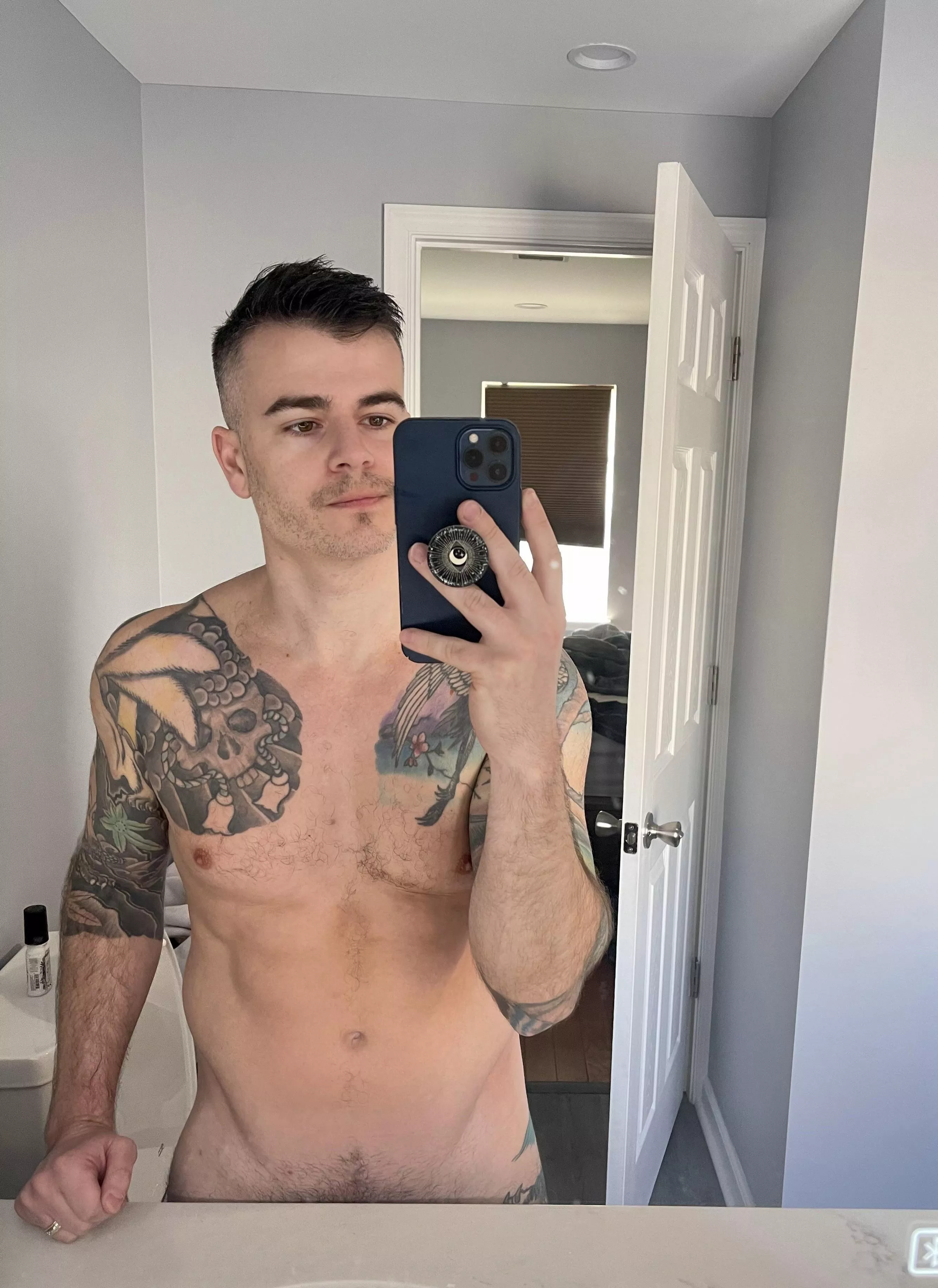 Just your generic mirror selfie [34]