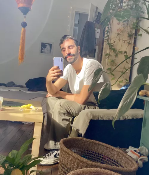 Just your typical plant-lover french artist enjoying the sun for a bit ??