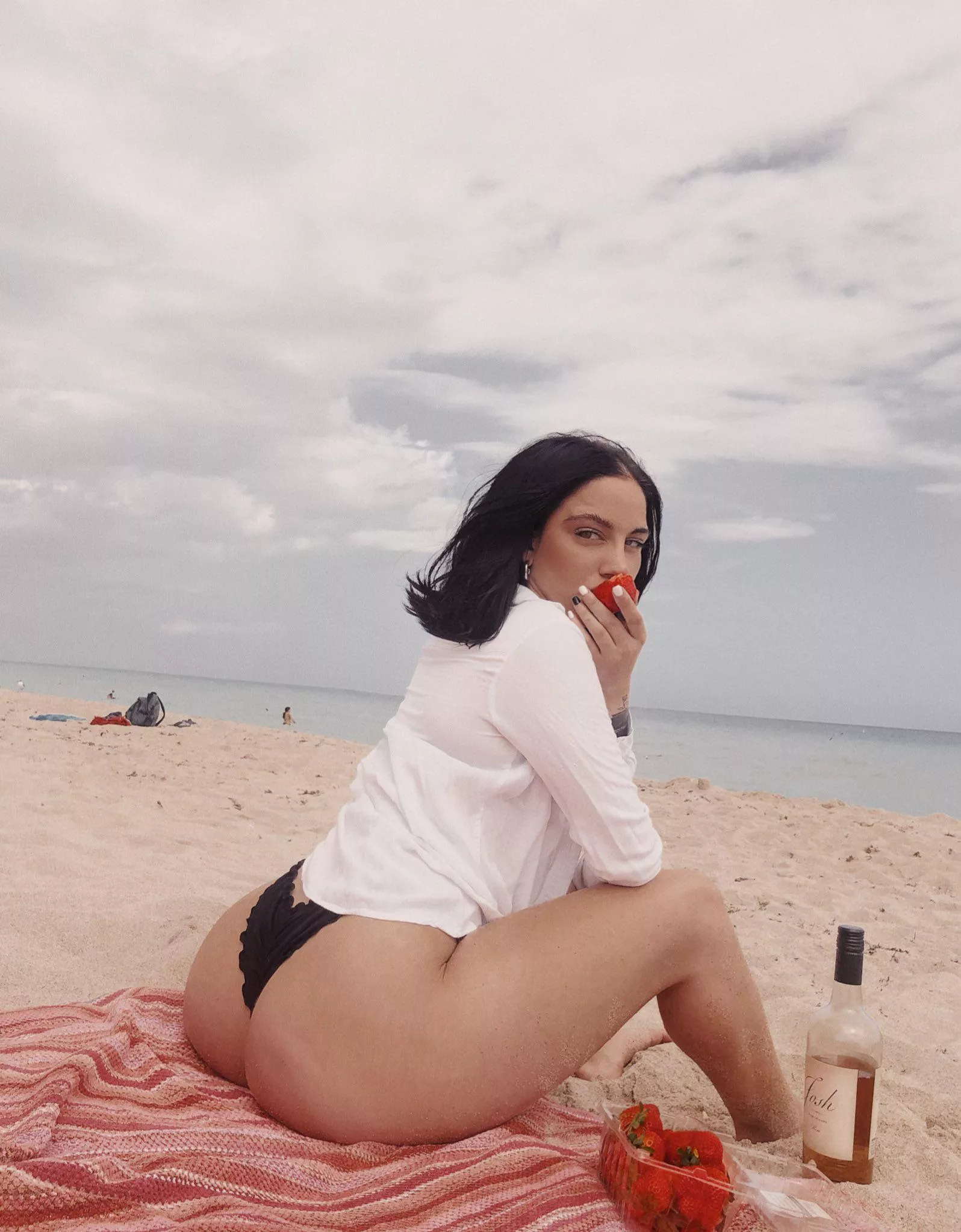 Katerina Machado + Beach Wine = 🤤 Katerina Machado + Beach Wine = 🤤