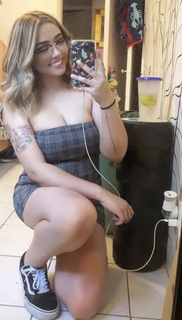 [kik throwway223] Sharing my thick Latina friend Iris here if you pervs would like to see more of her 😏😈