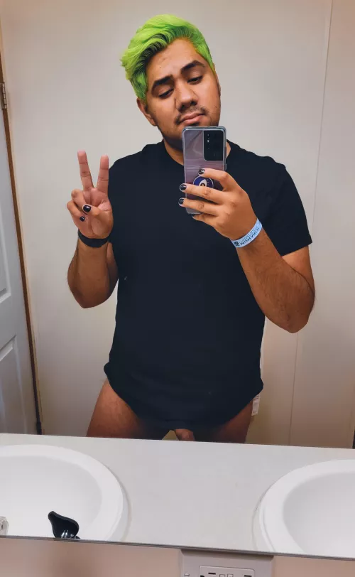 Kind of missing my green hair. Should I go back? 💚👽✌🏾