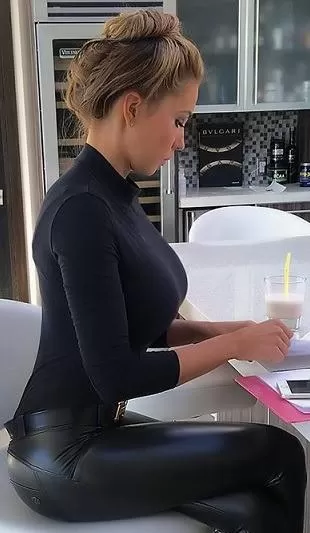 Kinda looks like Katie Cassidy. Sorry if it's a repost. Kinda looks like Katie Cassidy. Sorry if it's a repost.