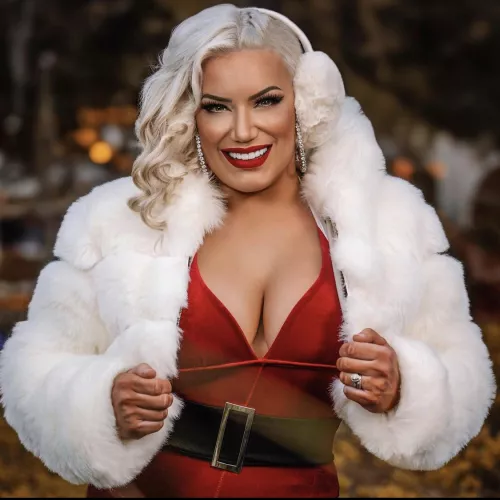 Kira Forster as Mrs. Santa ๐