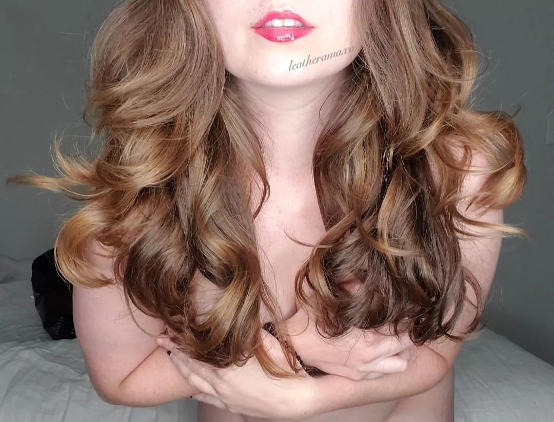 Kiss me please Kiss me please