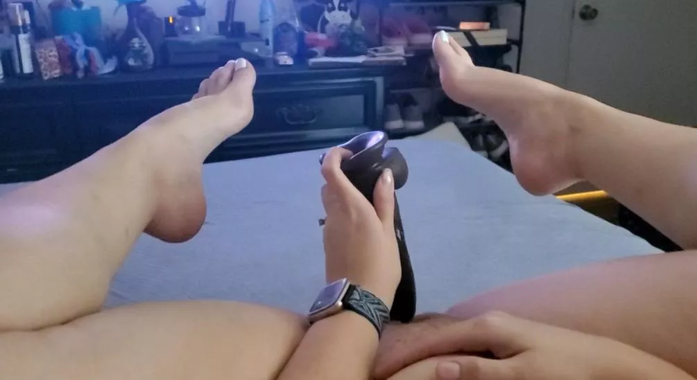 Kiss my feet while I stuff my pussy :)