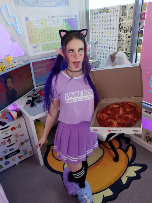 kitten has some pizza for you ???