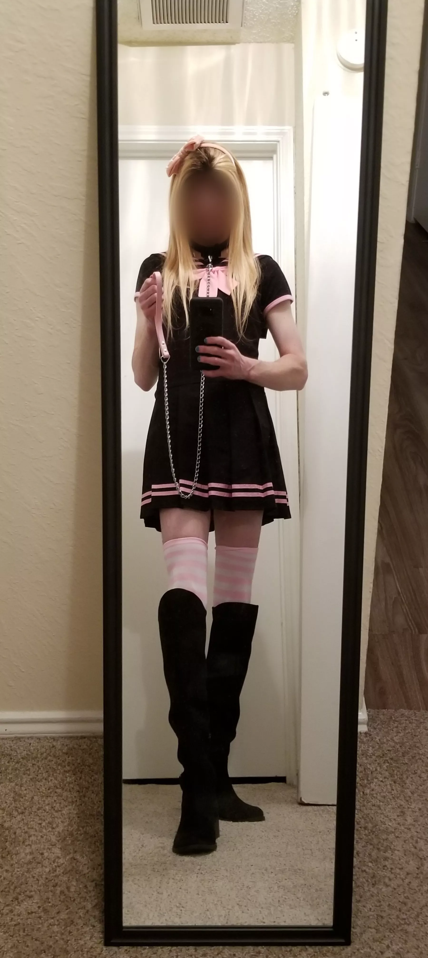 Kitty is all ready for her walk. 😘