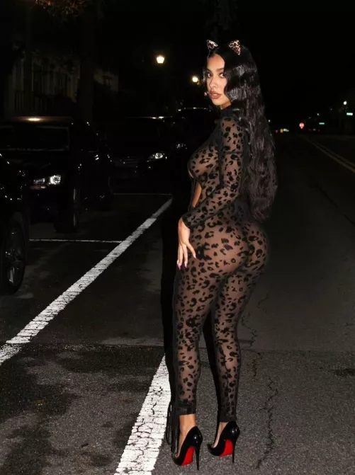 Kitty showing her pretty cheeks