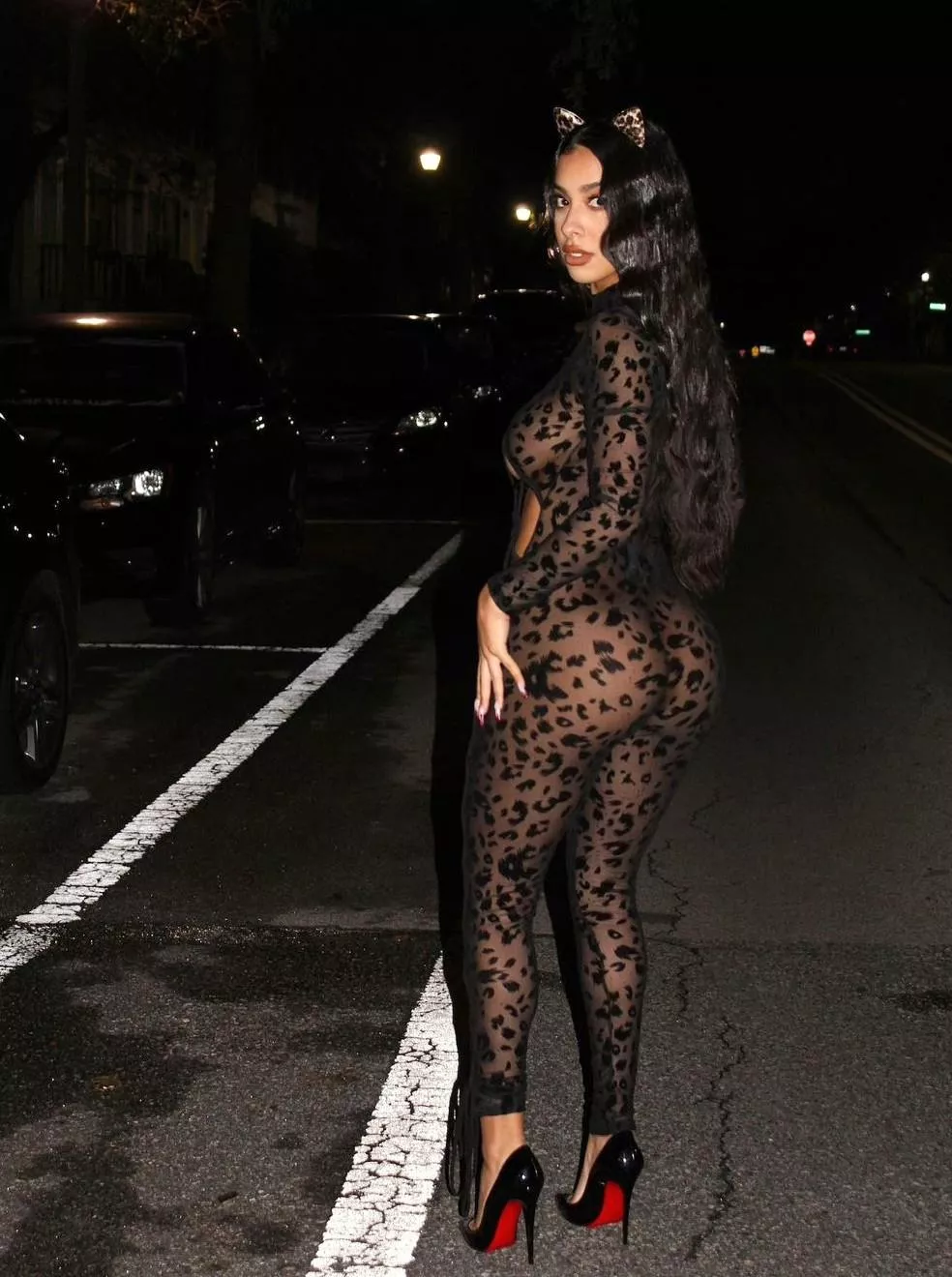 Kitty showing her pretty cheeks Kitty showing her pretty cheeks