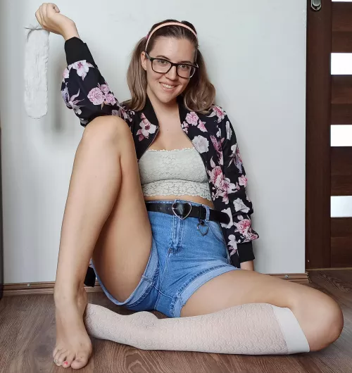 Knee sock ready to be worshiped 😈