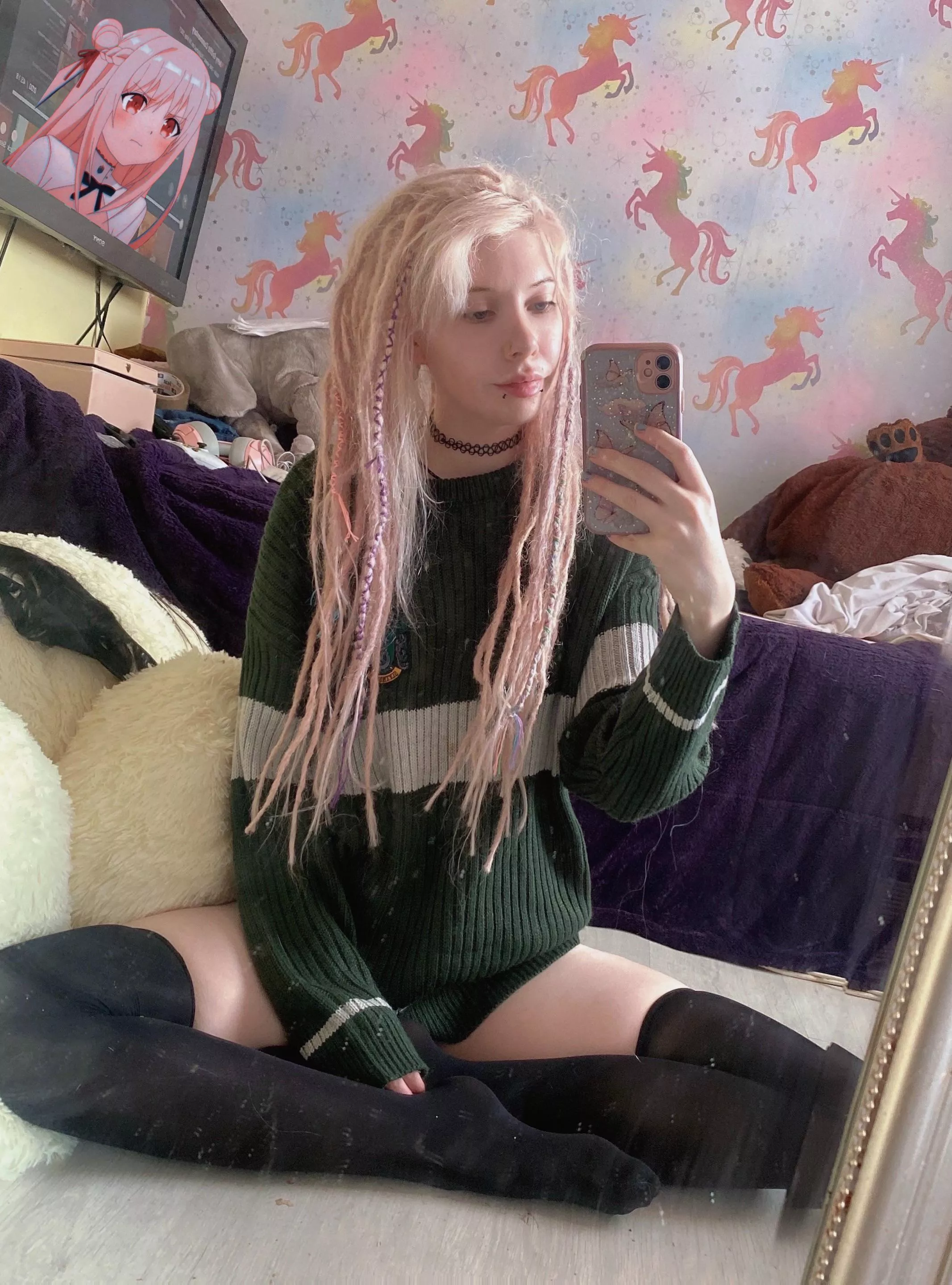 Knee socks and over sized hoodies are perfect together, so cute ^.~ Knee socks and over sized hoodies are perfect together, so cute ^.~