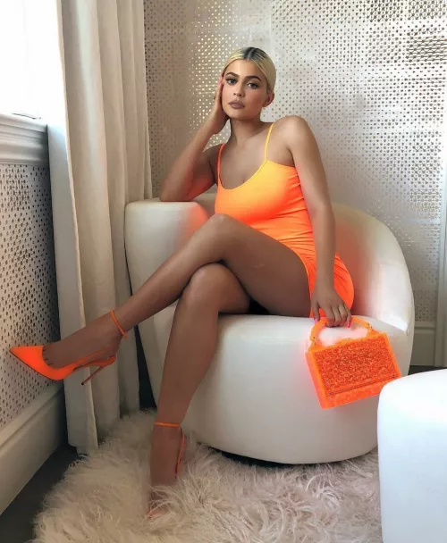 Kylie jenner can easily turn me into such a sissy and melt my mind away:3 I love how she makes me weak and jealous! Let's chat and share hehe