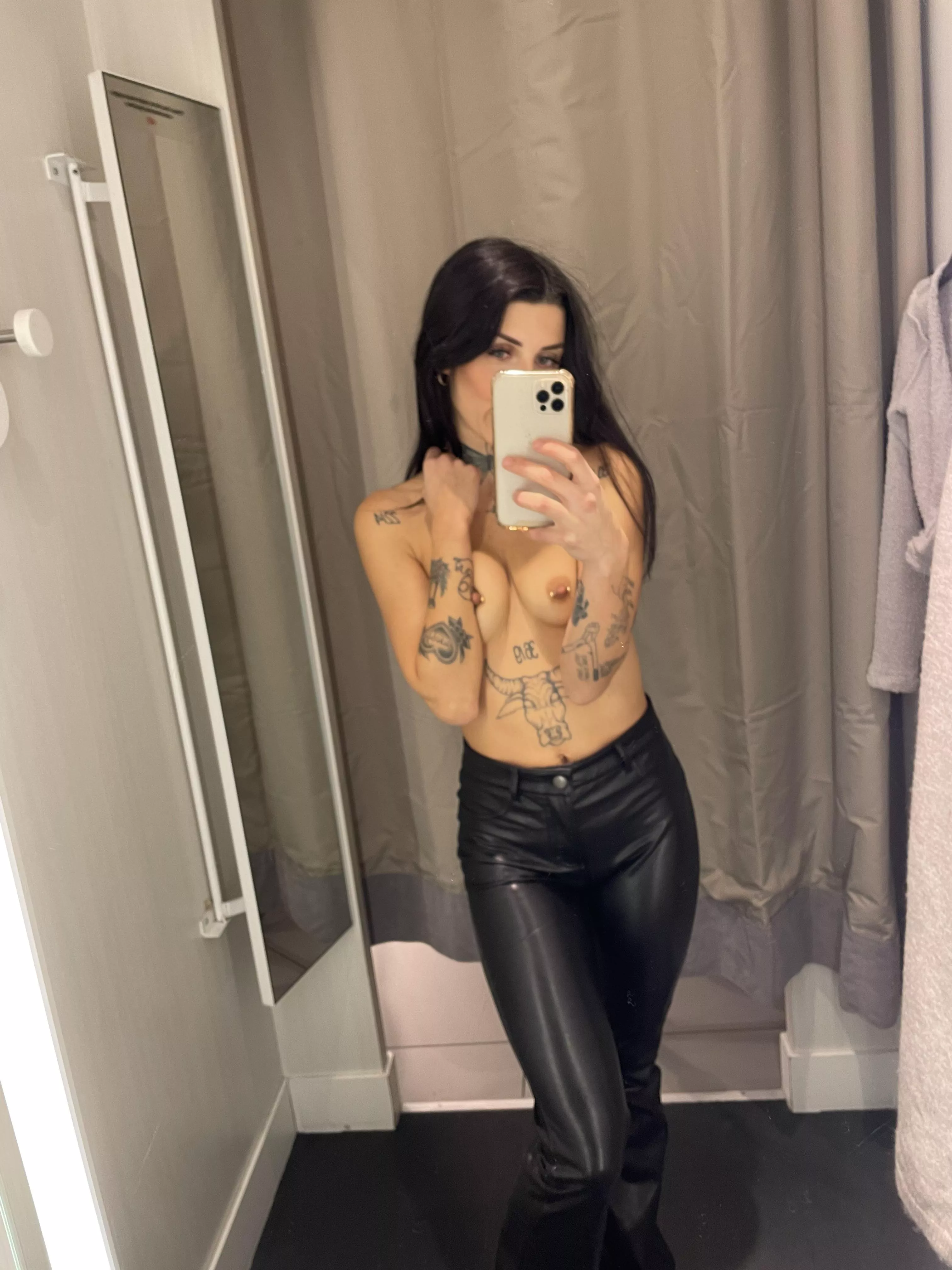 Last day for buying the Christmas Gift 🎁 😱🙈 [oc] [f]