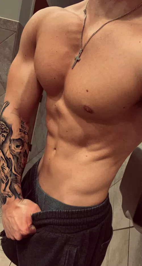 Late night workouts hit different (M)18+