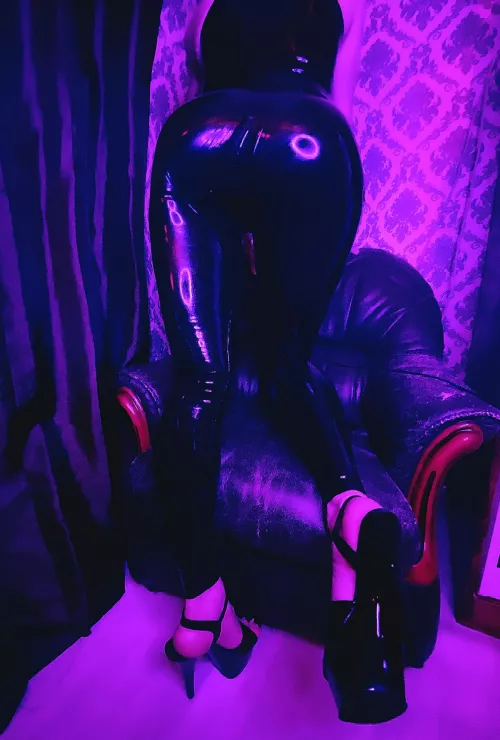 Latex and heels are a deadly combo 🔮