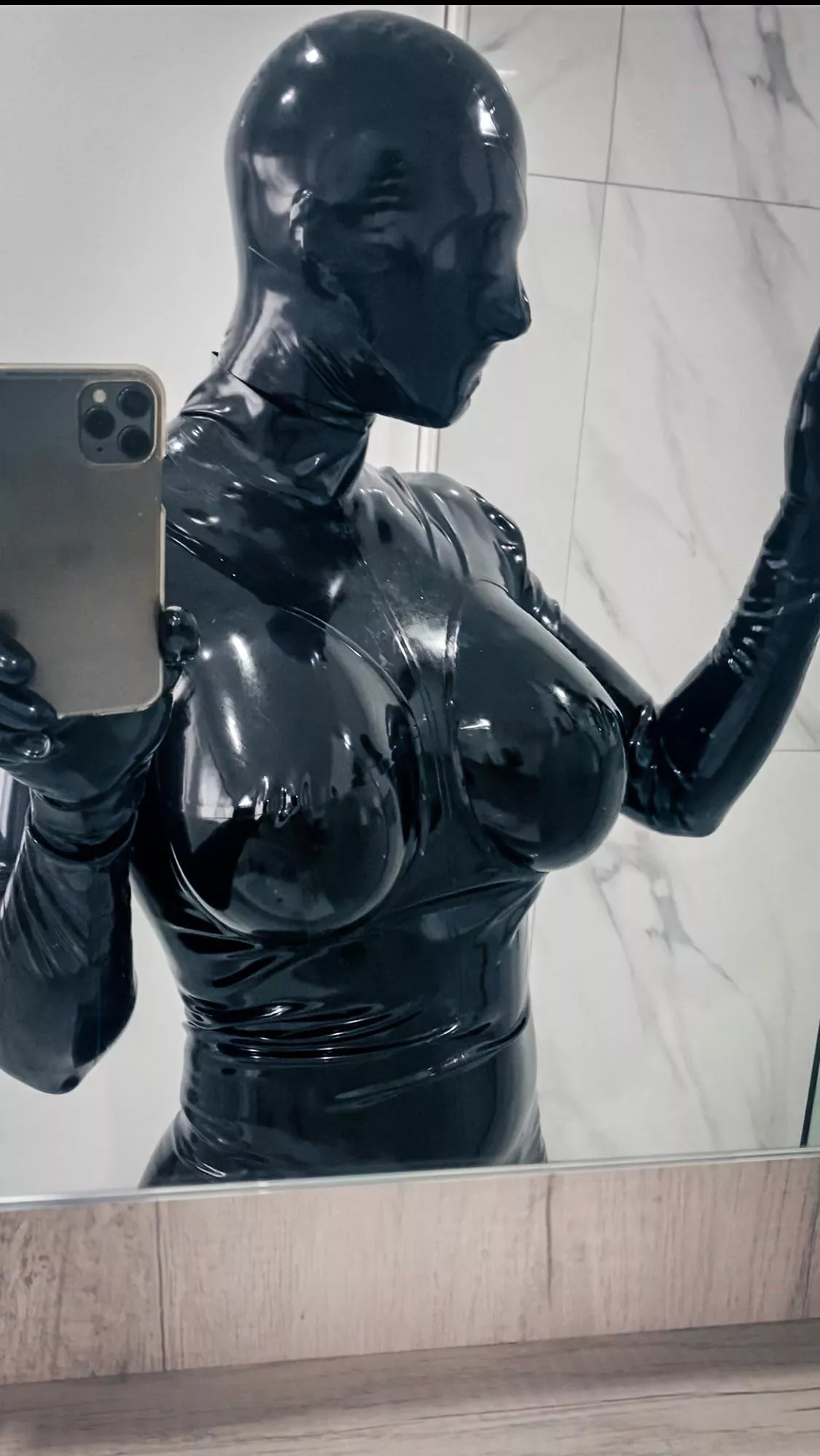 Latex Mannequin Vibe. Idk what’s better than a full body latex enclosure 🖤