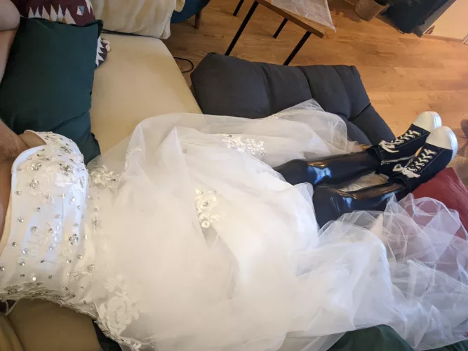 Latex under Wedding Dress allowed? Latex under Wedding Dress allowed?