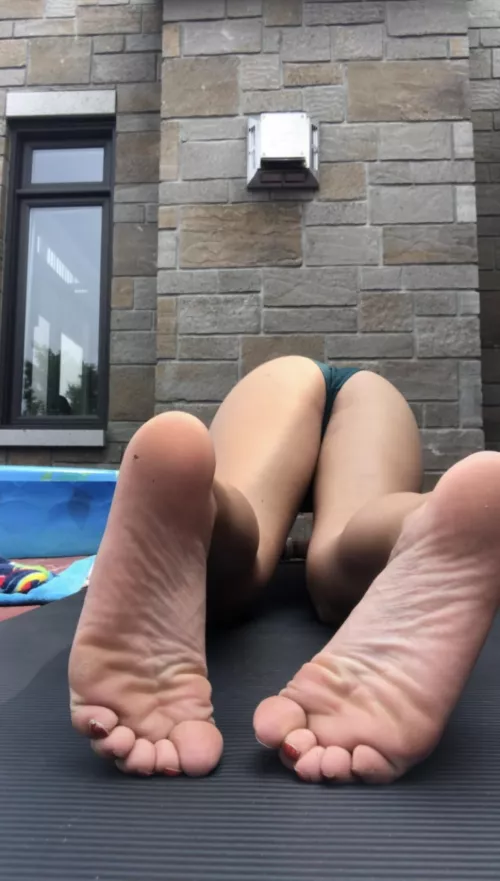 Lay down between my feet 😈