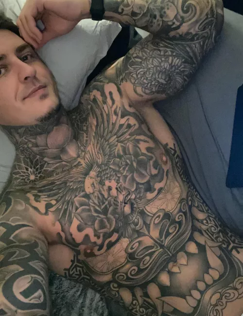 Lay in bed…. Bored 😐 who wants to chat?