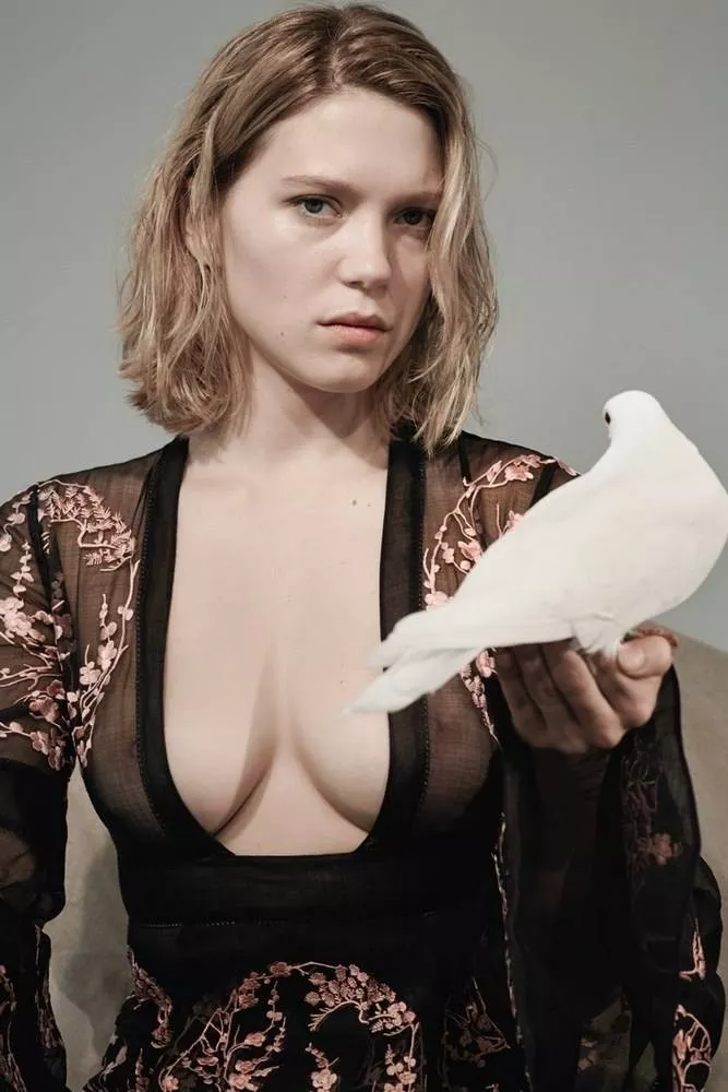 Lea Seydoux looks so hot