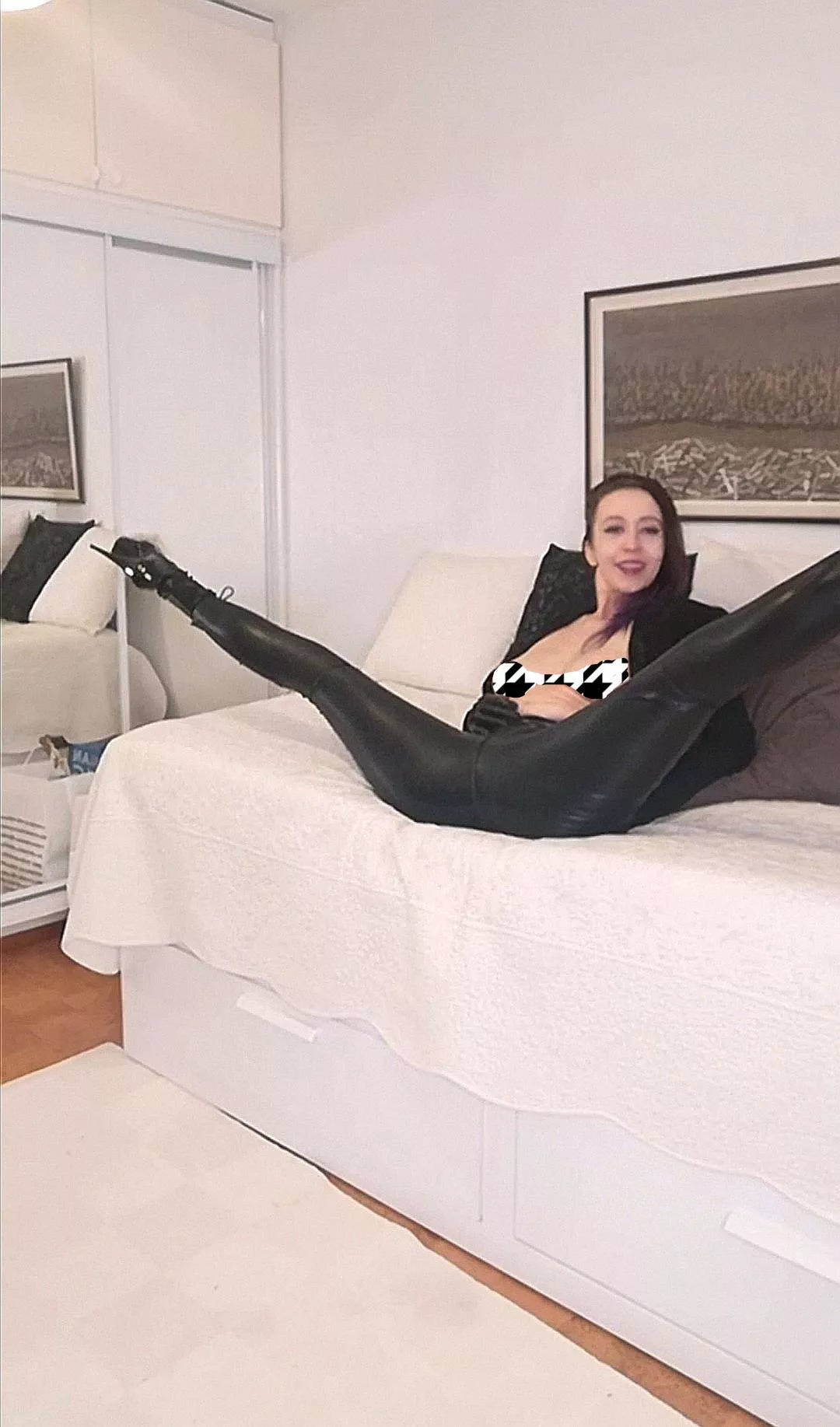 Leather pants and split combo 😉