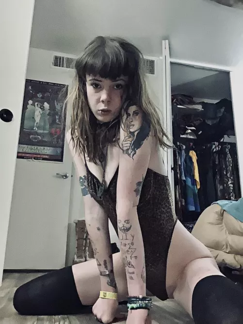 Leave your boring wife alone with the Christmas Tree and come play with Me instead… we both know I’m so much more fun!! 🤣💸😝 [domme]