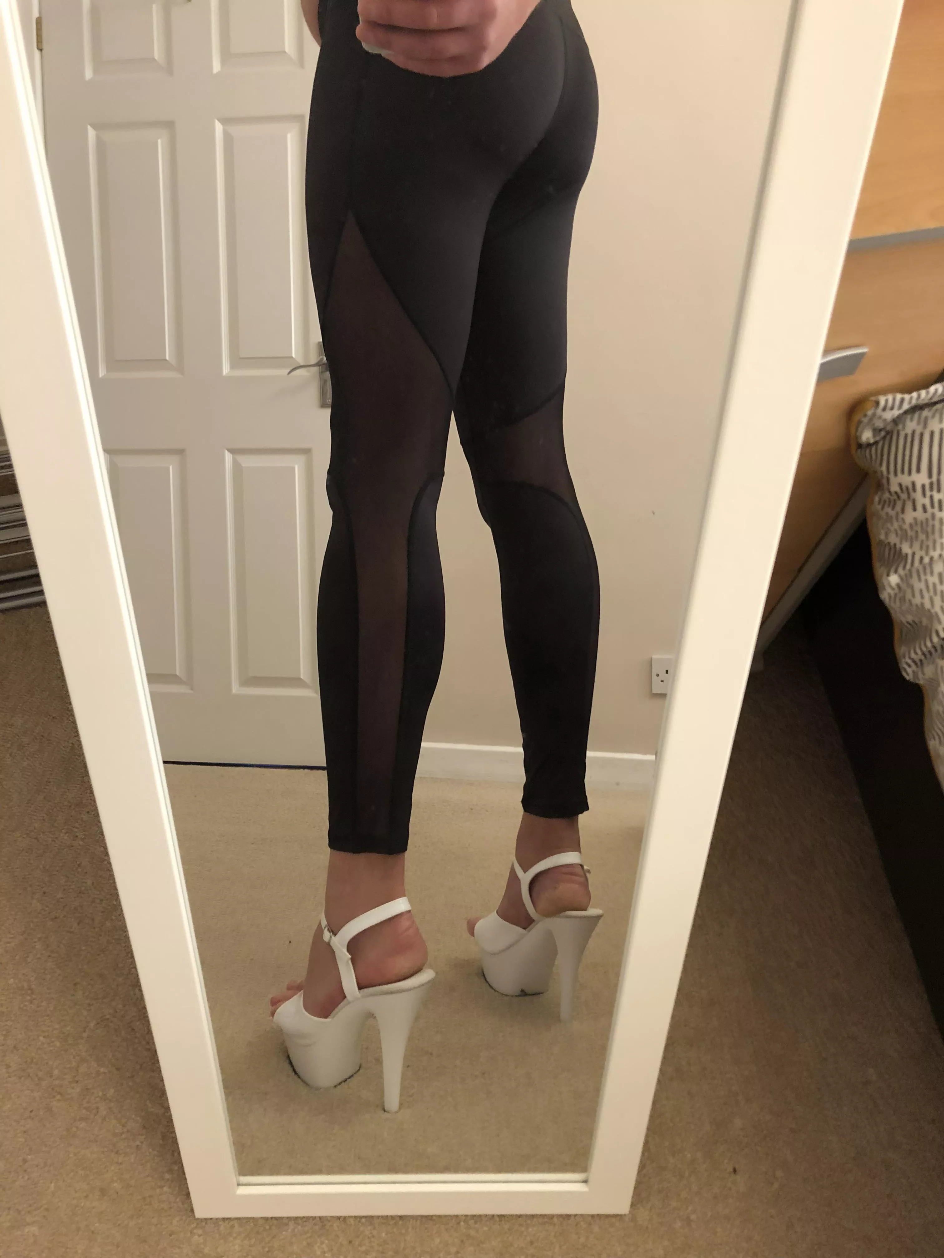 Leggings and heels 🤔🥰😈 do you like Daddy ?