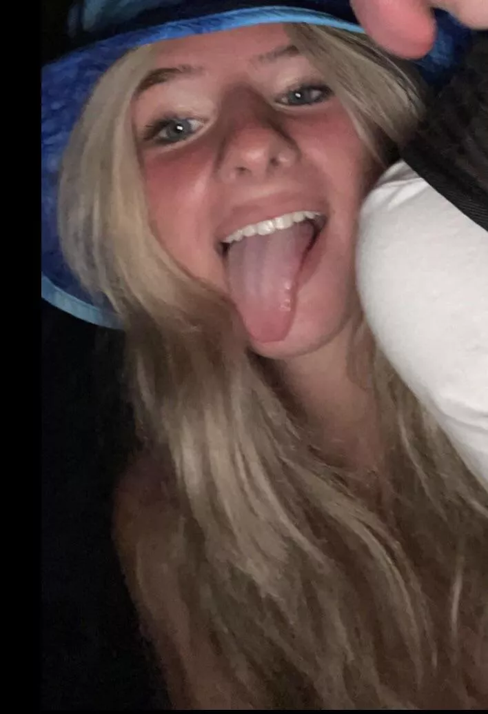 Let her lick you dick kik MrSave0 Let her lick you dick kik MrSave0
