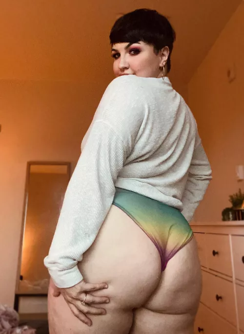 Let me come sit on your face and start your hump day off right? 🥰