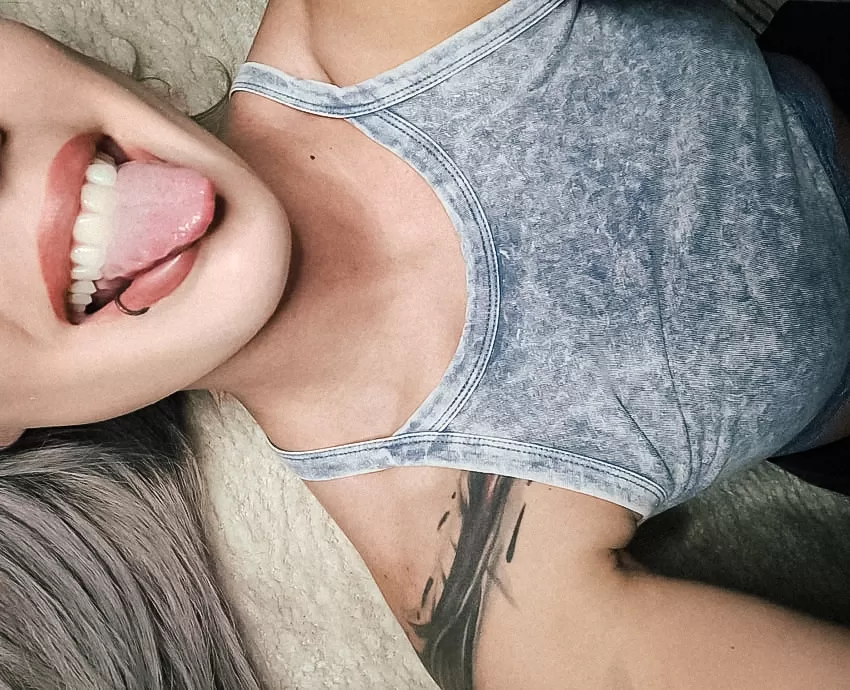 Let this tongue help you relax tonight 😈💦 FREE sub on my OF today! Link is in the comments 👇🏻