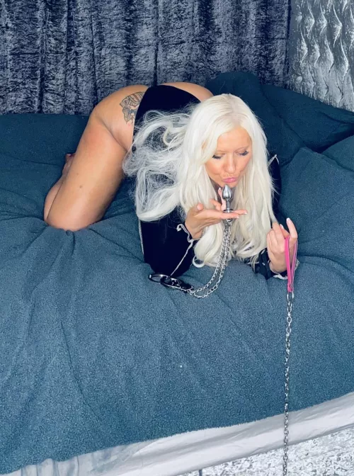 Let’s be kinky animals tonight, I’ll entice you with my juicy ass whilst prepping yours for some sissy fun