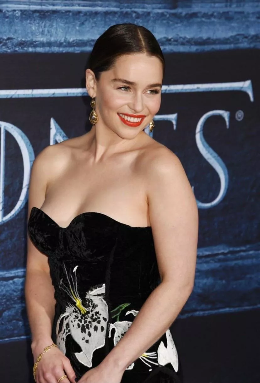Let’s cum for Emilia Clarke Let’s cum for Emilia Clarke