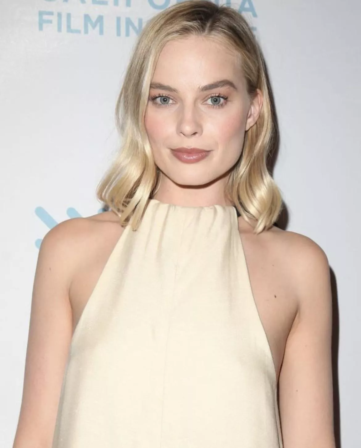 Let’s cum for Margot Robbie Let’s cum for Margot Robbie