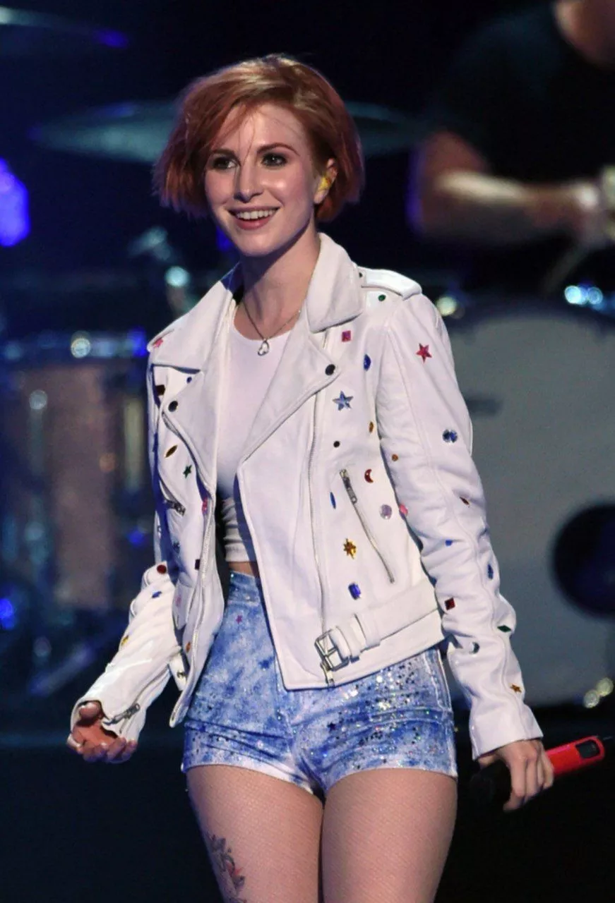 Let's fuck each other passionately and get super bi for Hayley Williams Let's fuck each other passionately and get super bi for Hayley Williams